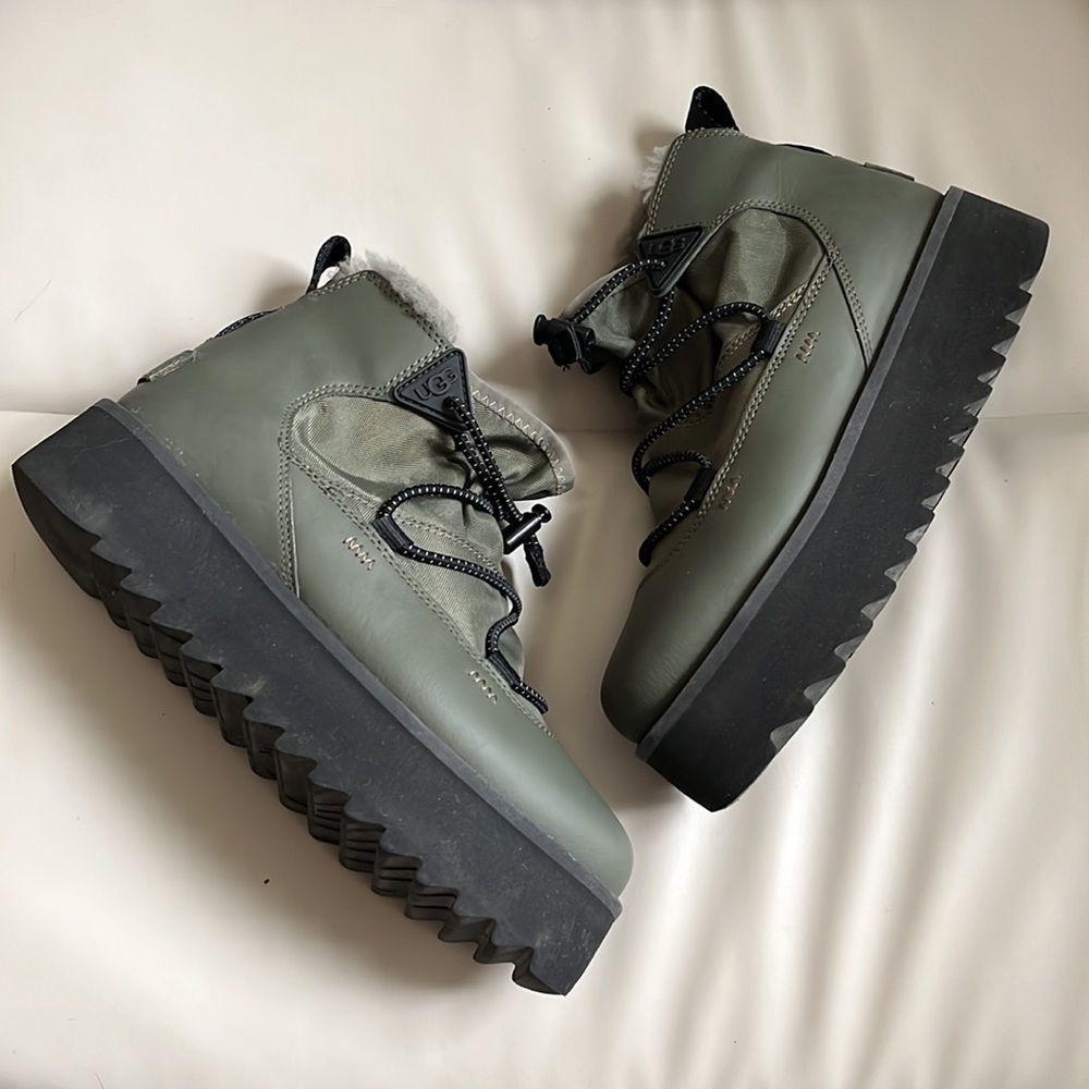 UGG Rising Toggle Ankle Boots in Ultra Matte Seaweed Leather Women's Size 5